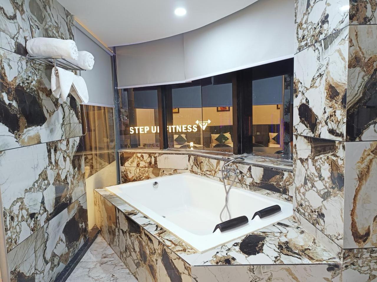 Hotel The Parker Inn By Kbnt Group สุรัต ภายนอก รูปภาพ